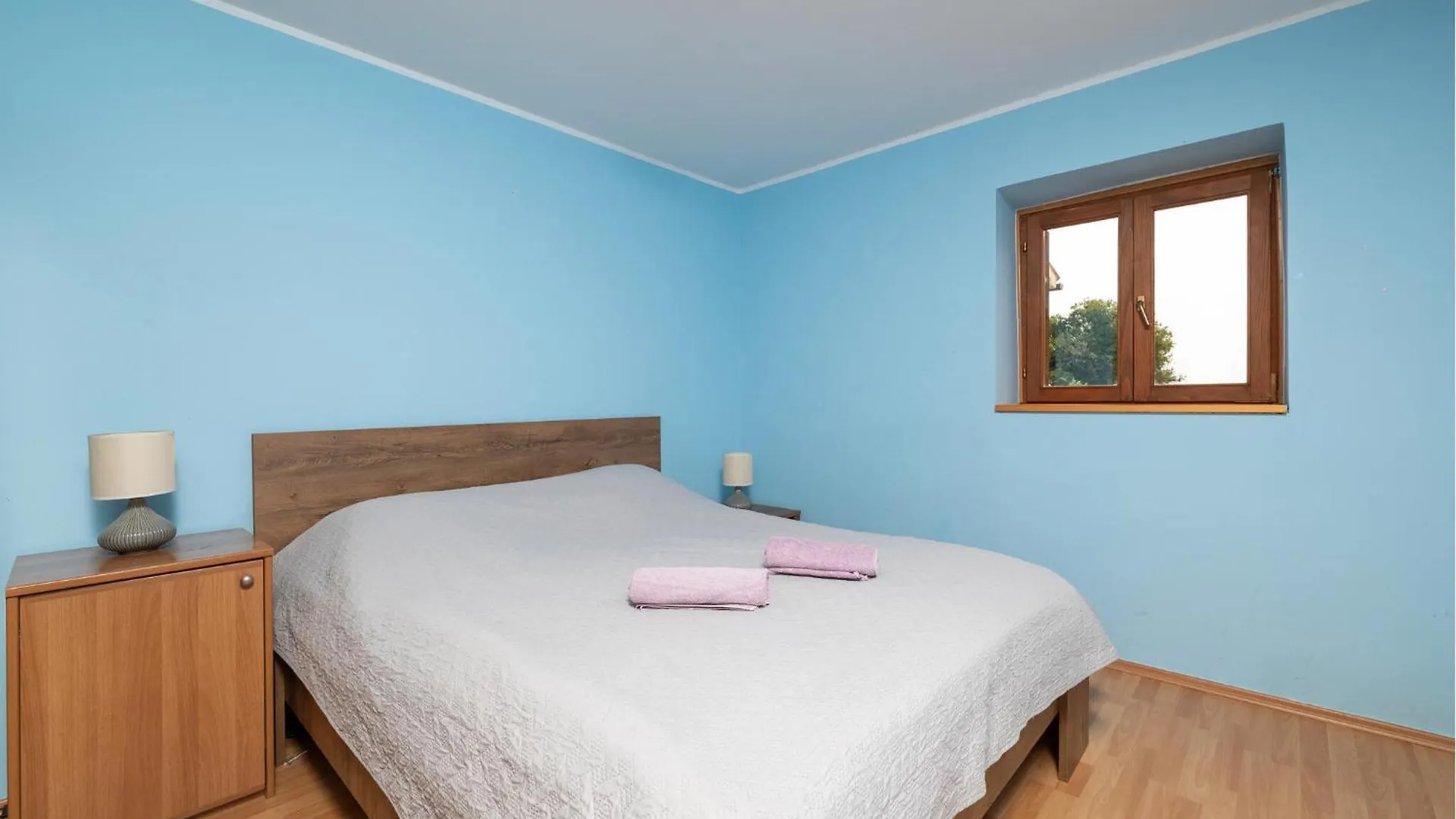 Awesome Apartment In Sisan With Kitchen